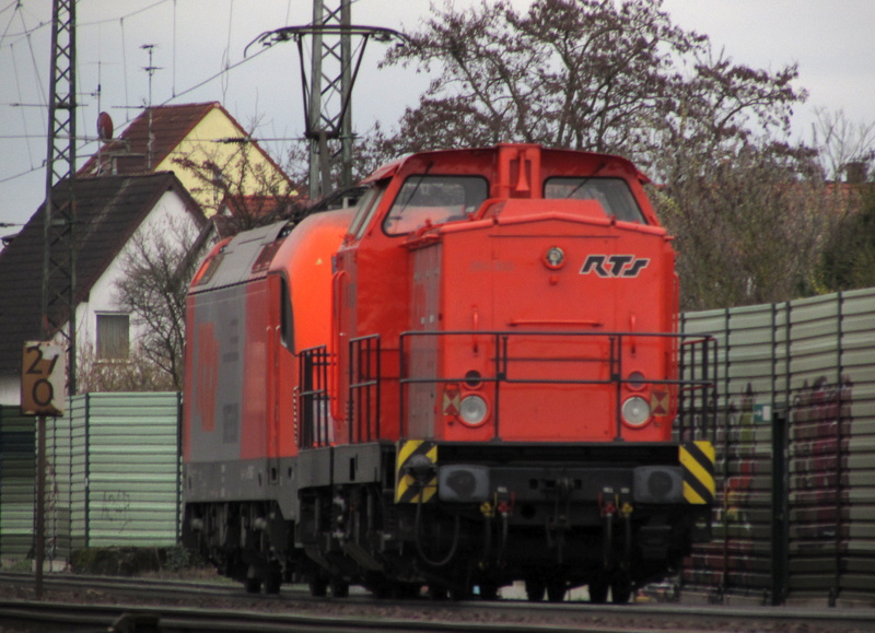 293 003 und 1216 902 bei der Durchfahrt in Weiterstadt am 01.M�rz.2014