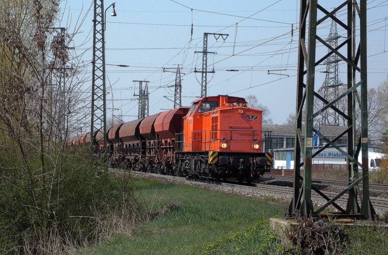293 004 der RTS bei der Durchfahrt in Weiterstadt am 30.M�rz.2014.