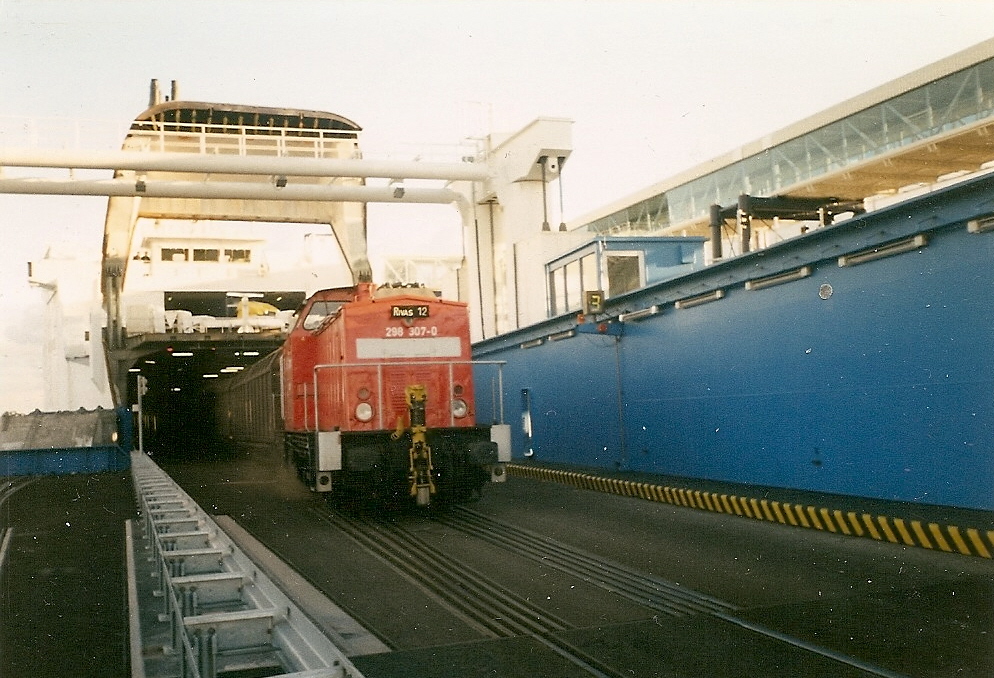 298 307 rangierte auf das Fährschiff in Mukran.