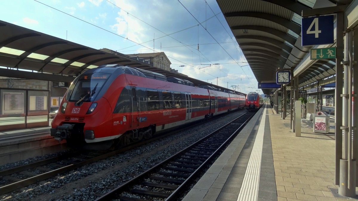 2x Talent in Bamberg. Links der RE nach Nürnberg Hbf und rechts der RE nach Coburg.
Aufgenommen im August 2014.