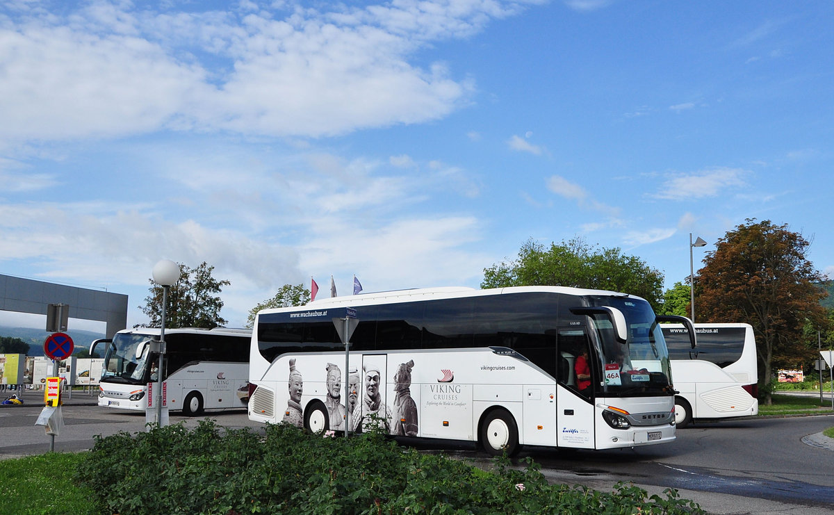 3 Setra 500er-Serie von  Wachaubus  Zwlfer Reisen aus Niedersterreich hier in Krems.