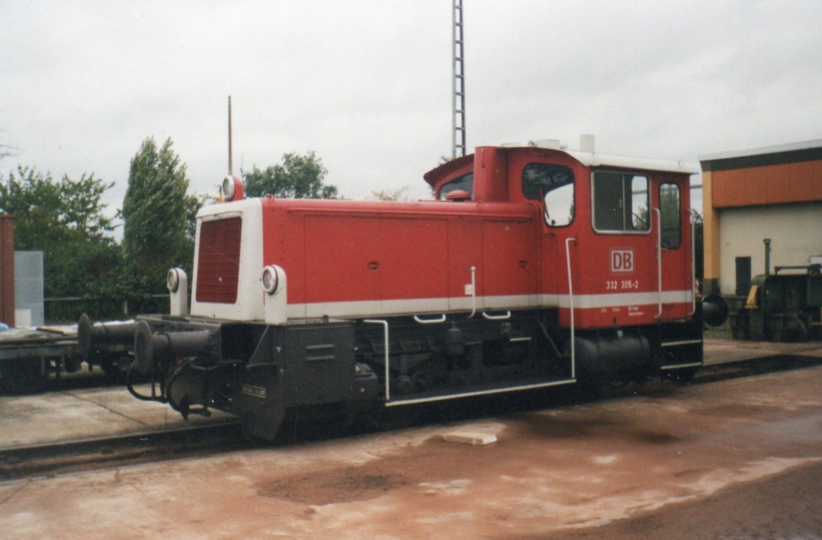 332 305,im Oktober 2000,in ihrer Heimat Kaiserslautern.