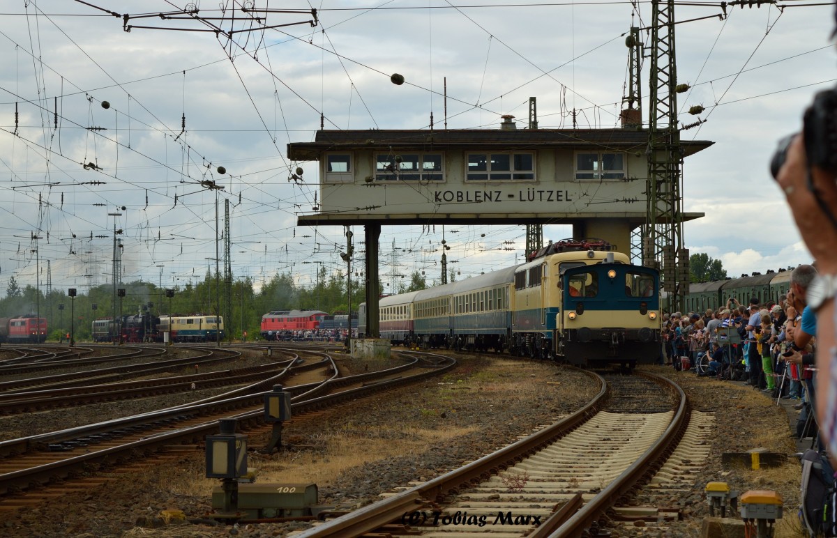 333 068-5 rangierte den Zubringer Zug aus Frankfurt.a.M ins DB Museum Koblenz beim Sommerfest am 13.06.2015