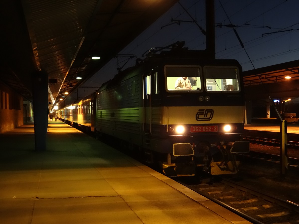 362 052 mit einem Schnellzug nach Prag zusehen am 02.10.13 in Cheb.
