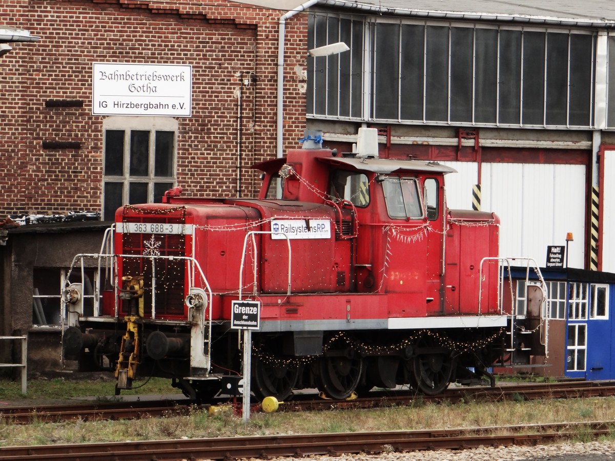 363 688-3 zusehen mit Lichterkette am 08.12.13 in Gotha.