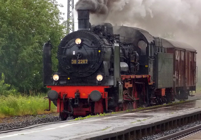 38 2267(Eisenbahnmuseum Bochum) bei der Rckfahrt von Heilbronn nach Bochum.Hier bei der Durchfahrt in Weiterstadt am 26.Mai.2014.Leider hatte ein Idiot gestrt so das die Konzentration fehlte das Bild besser zu machen.Solche Idioten gehren nicht auf Bahnhfe.
Leider gibt es solche Menschen die nicht besseres zutun haben als Fotografen zustren.