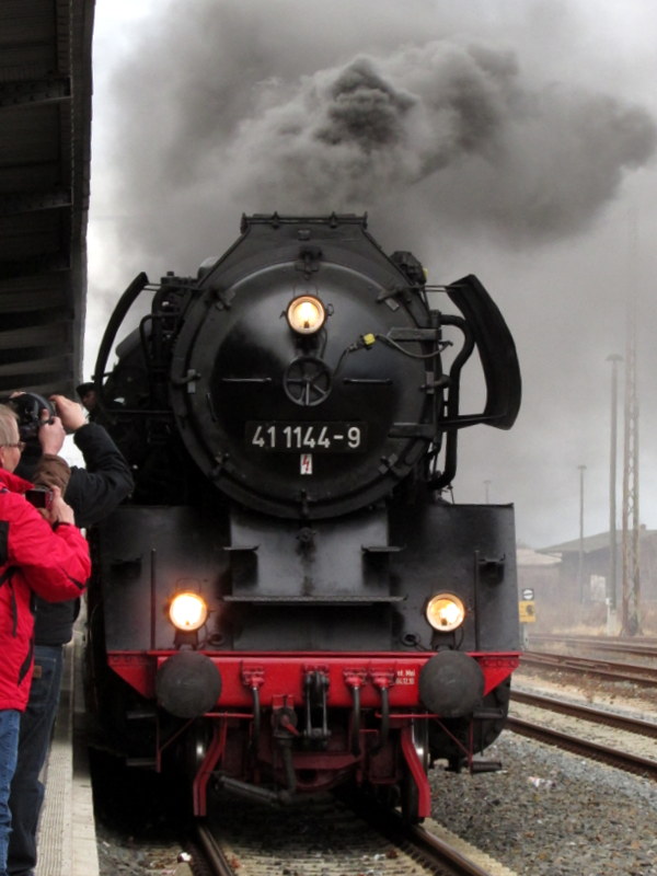 41 1144-9 kommt mit dem Rodelblitz vom Bw her an den Bahnsteig gerollt.
Aufgenommen am 08.Feb.2014 in Arnstadt.