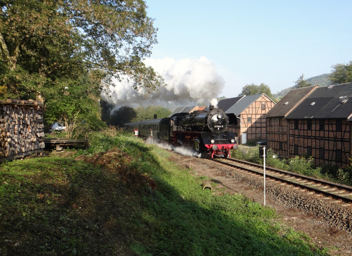 41 1144-9 mit dem Sormitztal-Express zu sehen am 05.10.14 in Leutenberg.Platz 2 (Bild des Monats) Oktober. 2014