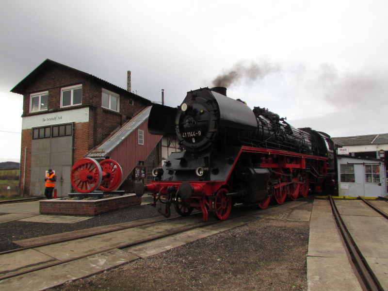 41 1144-9 setzt im Bw Arnstadt ein St�ck Richtung Zug vor am 08.Feb.2014