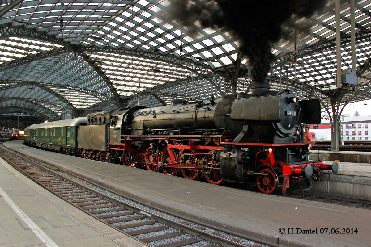 41 360 mit dem AKE-Sonderzug am 07.06.2014 in Kln Hbf. Dies ist eine Momentaufnahme der Rauch kam schnell aus dem Schornstein und stieg bis zum Dach auf. Anschlieend war der Klner Hbf eingeraucht. 
