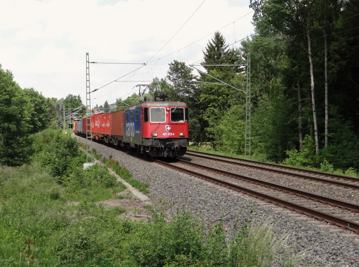 421 372-4 zusehen mit einem Containerzug am 18.06.14 in J��nitz/V.