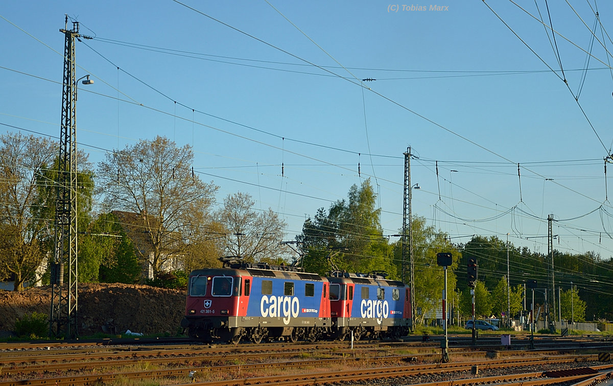 421 381-5 und 421 384-9 bei der Durchfahrt durch Darmstadt-Kranichstein am 04.05.2016