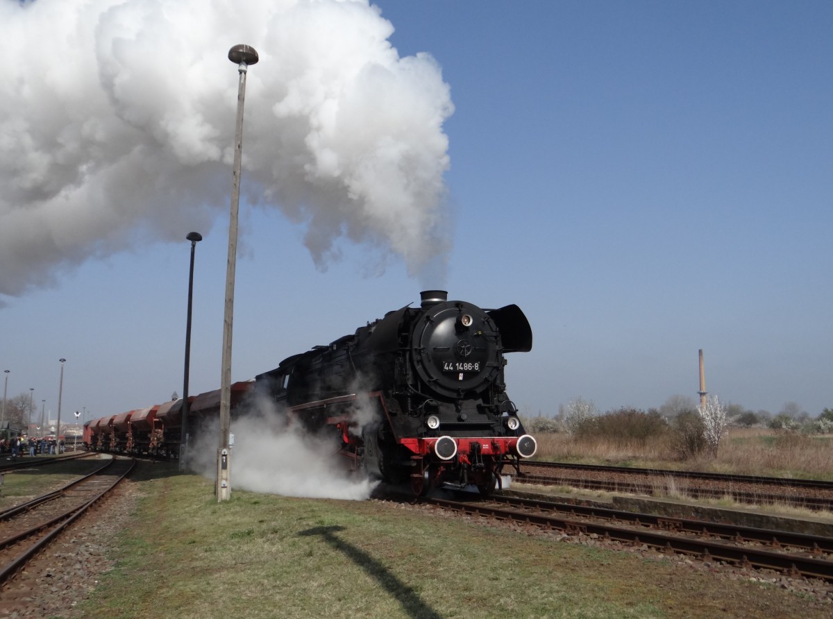 44 1486-8 zusehen mit einem Gterzug beim Bw Fest in Stafurt am 29.03.14.