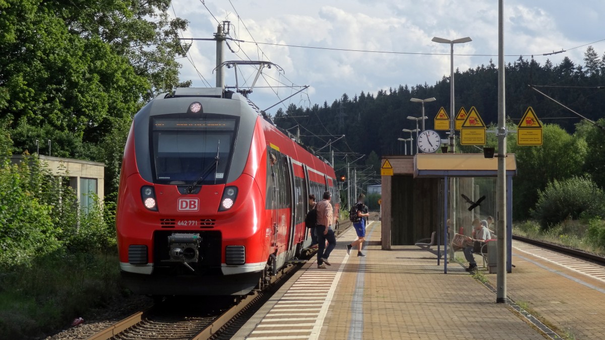 442-271 macht Station im Bahnhof von Stockheim(Oberfranken). 
Aufgenommen im August 2014.