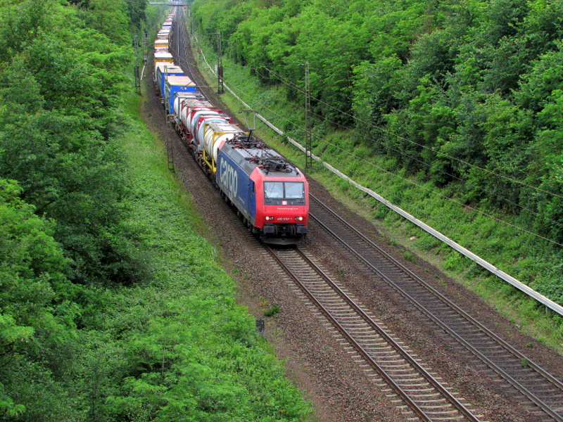 482 003-1 mit einem G�terzug kurz vor Darmstadt S�d am 29.Mai.2014