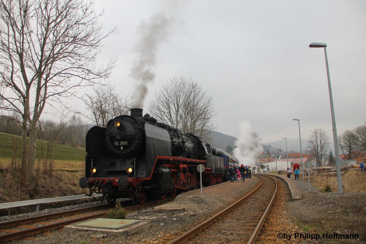 50 3501 bei der Kreuzung in Steinbach-Hallenberg. Es ging mit Zugf�hrer und Warnweste �ber die Gleise. ;)