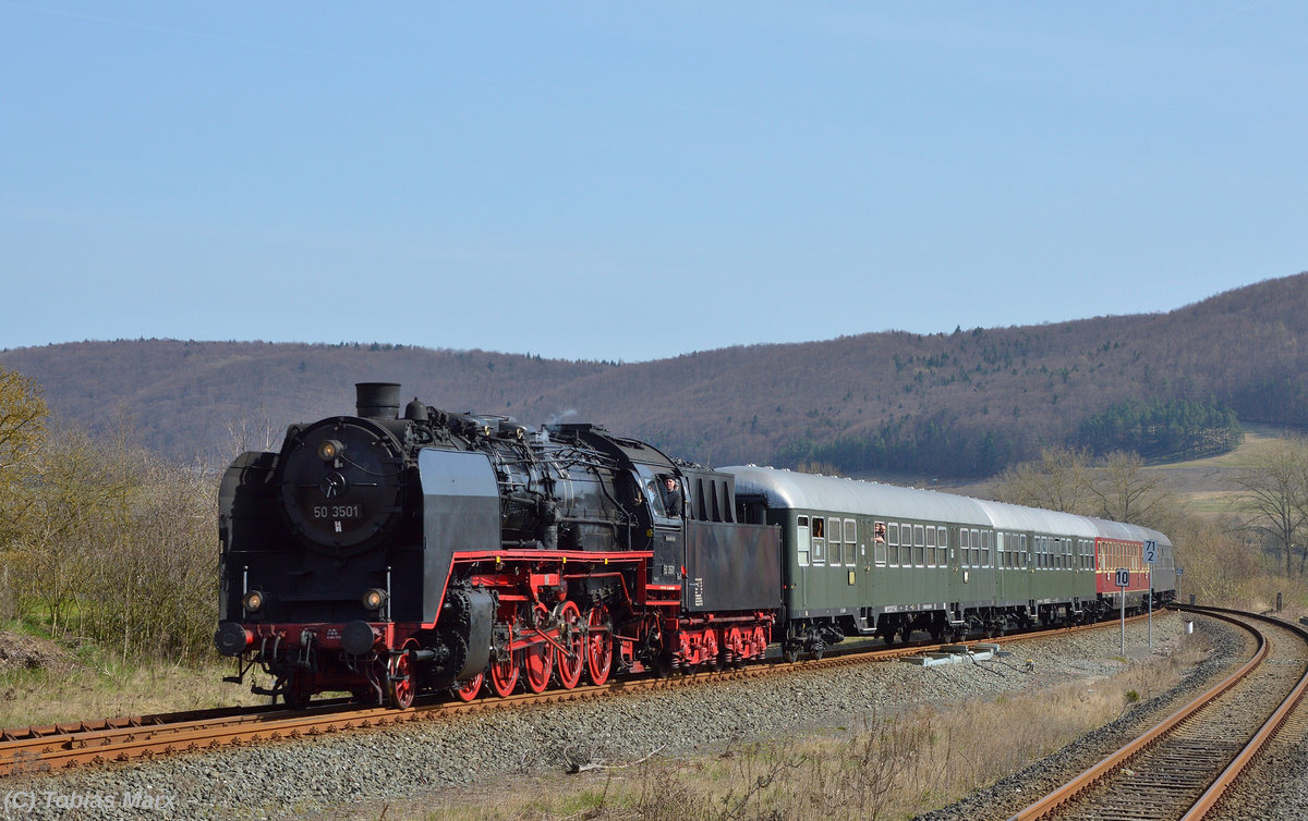 50 3501 (MDV) bei der Einfahrt in Grimmenthal mit ihrem SDZ am 02.04.2016