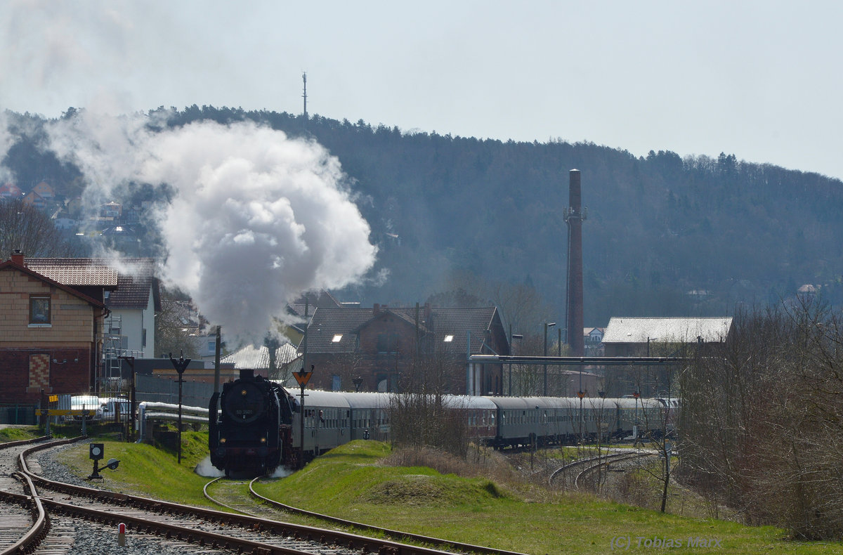 50 3501 (MDV) zog ihren SDZ nach der Ankunft in Meiningen ins Gelnde des DLW. Dafr musste sie eine kleine Steigung berwinden. Aufgenommen am 02.04.2016