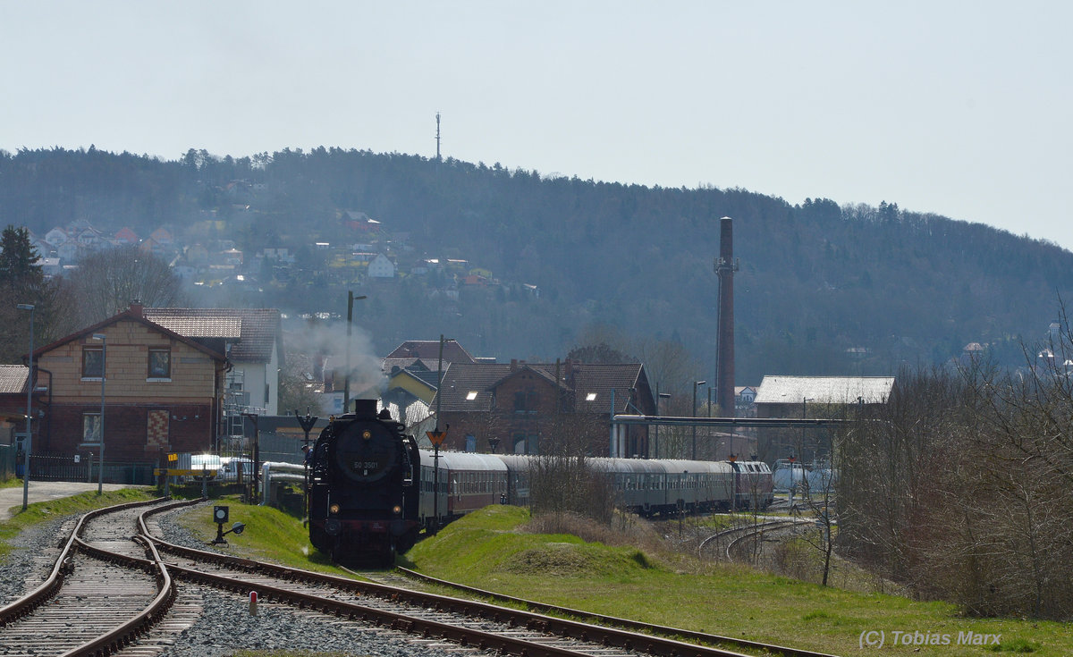 50 3501 (MDV) zog ihren SDZ nach der Ankunft in Meiningen ins Gelnde des DLW. Dafr musste sie eine kleine Steigung berwinden. Aufgenommen am 02.04.2016 (2)