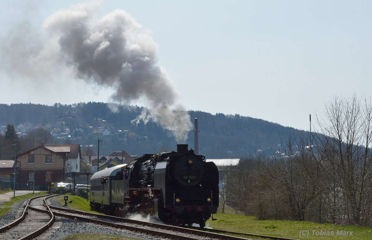 50 3501 (MDV) zog ihren SDZ nach der Ankunft in Meiningen ins Gel�nde des DLW. Daf�r musste sie eine kleine Steigung �berwinden. Aufgenommen am 02.04.2016 (3)