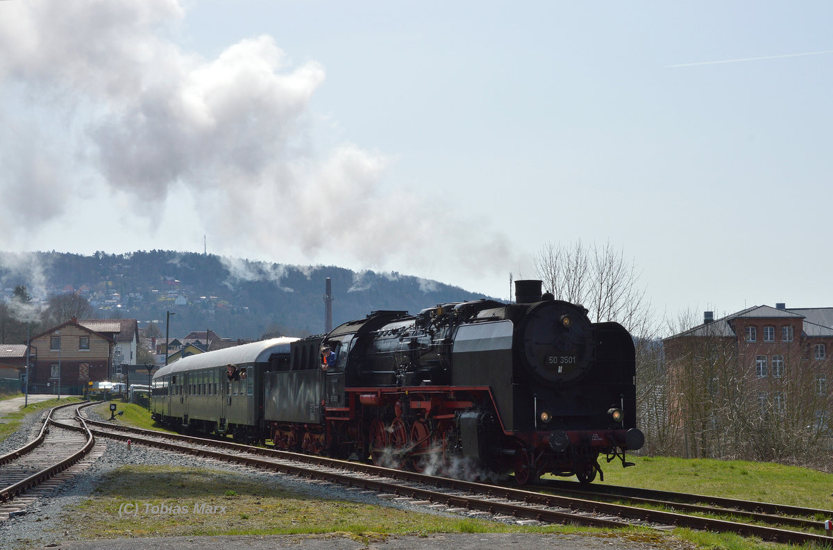 50 3501 (MDV) zog ihren SDZ nach der Ankunft in Meiningen ins Gelnde des DLW. Dafr musste sie eine kleine Steigung berwinden. Aufgenommen am 02.04.2016 (4)