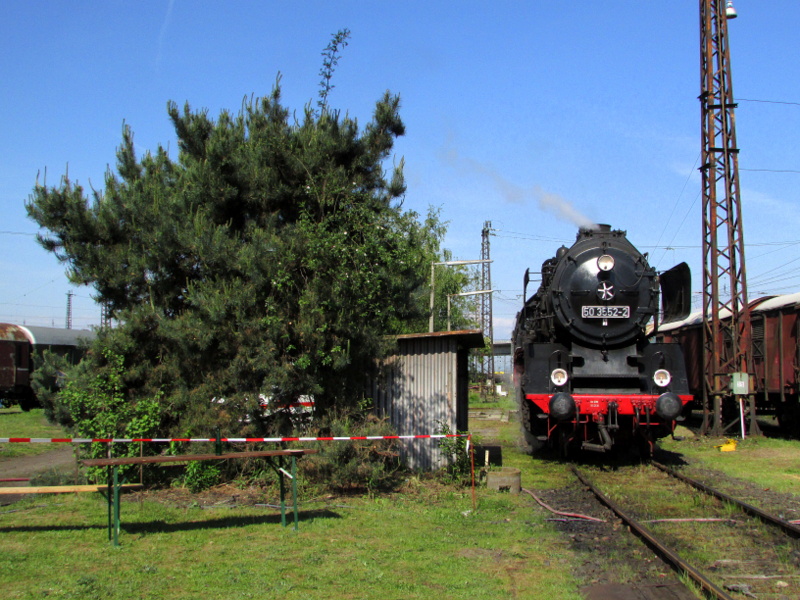 50 3552-2 stand am 04.Mai.2014 kurz hinter der Drehscheibe im BW Hanau.
Hier beim Lokschuppen-Fest