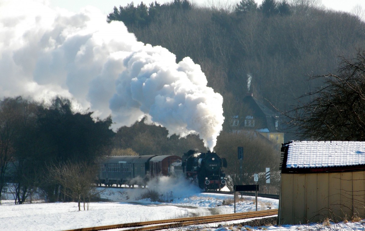 52 1360 der Eisenbahnfreunde Vienenburg mit einem Sonderzug der Eisenbahnfreunde Treysa bei Berzhahn am 07.02.2015.Fotograf war mein Vater.