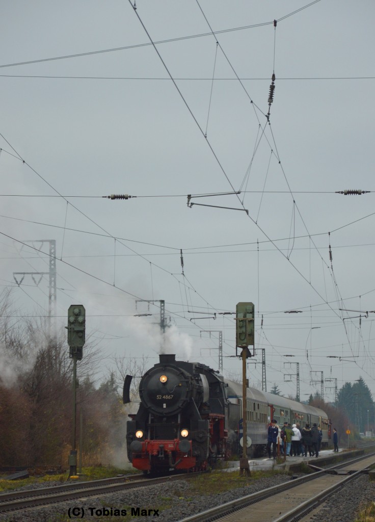 52 4867 der HEF beim Halt mit einem Sonderzug zum Weihnachtsmarkt der Nationen nach Rüdesheim des Eisenbahnmuseum Darmstadt-Kranichstein am 12.12.2015.