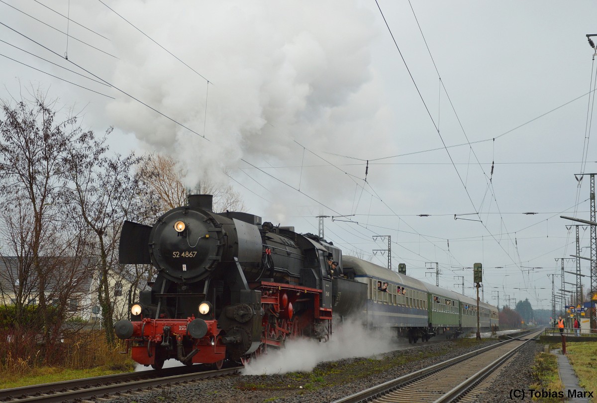 52 4867 der HEF mit dem Sonderzug zum Weihnachtsmarkt der Nationen nach Rüdesheim des Eisenbahnmuseum Darmstadt-Kranichstein bei der Ausfahrt aus Weiterstadt am 12.12.2015.