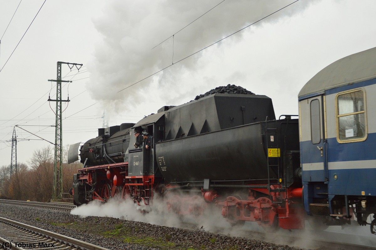 52 4867 der HEF mit dem Sonderzug zum Weihnachtsmarkt der Nationen nach Rüdesheim des Eisenbahnmuseum Darmstadt-Kranichstein bei der Ausfahrt aus Weiterstadt am 12.12.2015.