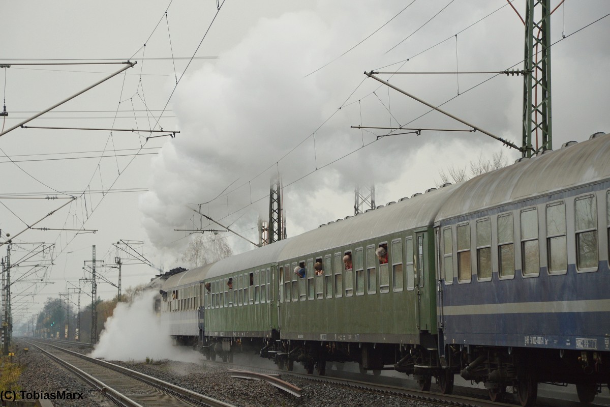 52 4867 der HEF mit dem Sonderzug zum Weihnachtsmarkt der Nationen nach Rüdesheim des Eisenbahnmuseum Darmstadt-Kranichstein bei der Ausfahrt aus Weiterstadt am 12.12.2015.