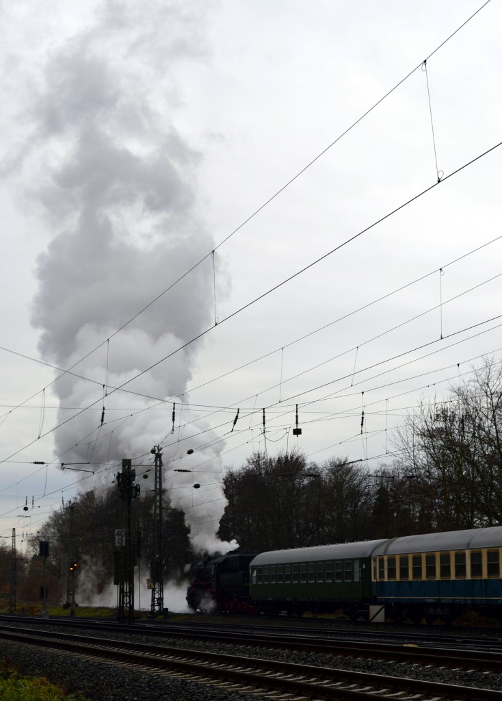 52 4867 der Historischen Eisenbahn Frankfurt bei Rangierarbeiten auf dem Bahnhof Darmstadt Kranichstein am 13.12.2014.