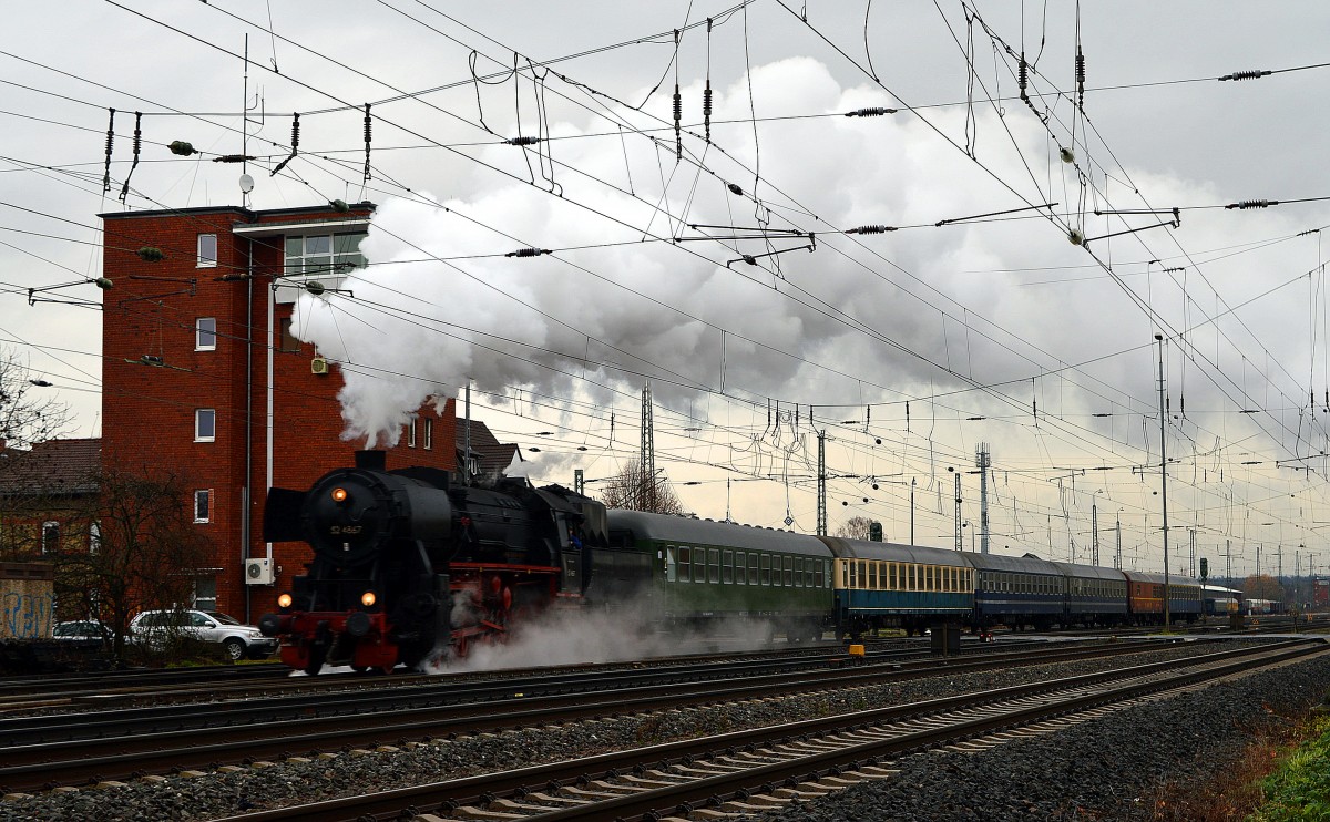 52 4867 der Historischen Eisenbahn Frankfurt f�hrt mit einem Sonderzug zum Weihnachtsmarkt nach R�desheim am 13.12.2014 aus Darmstadt Kranichstein aus.