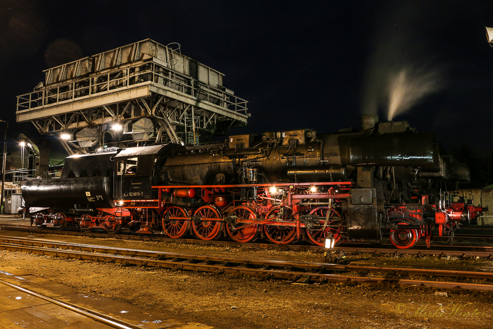 52 8079-7 hier am Kohlehochbunker 
Eisenbahnmuseum Chemnitz Hilbersdorf
Nachtfotoveranstaltung 19.08.2016