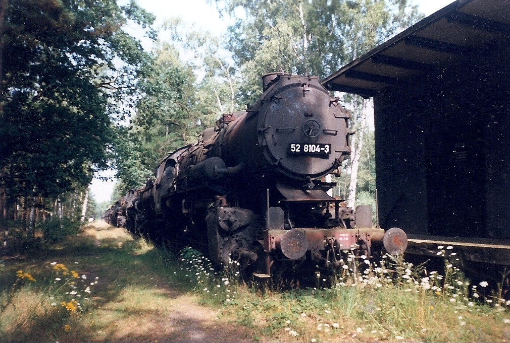 52 8104 nur noch als Schrottlok in Jüterbog Altes Lager.