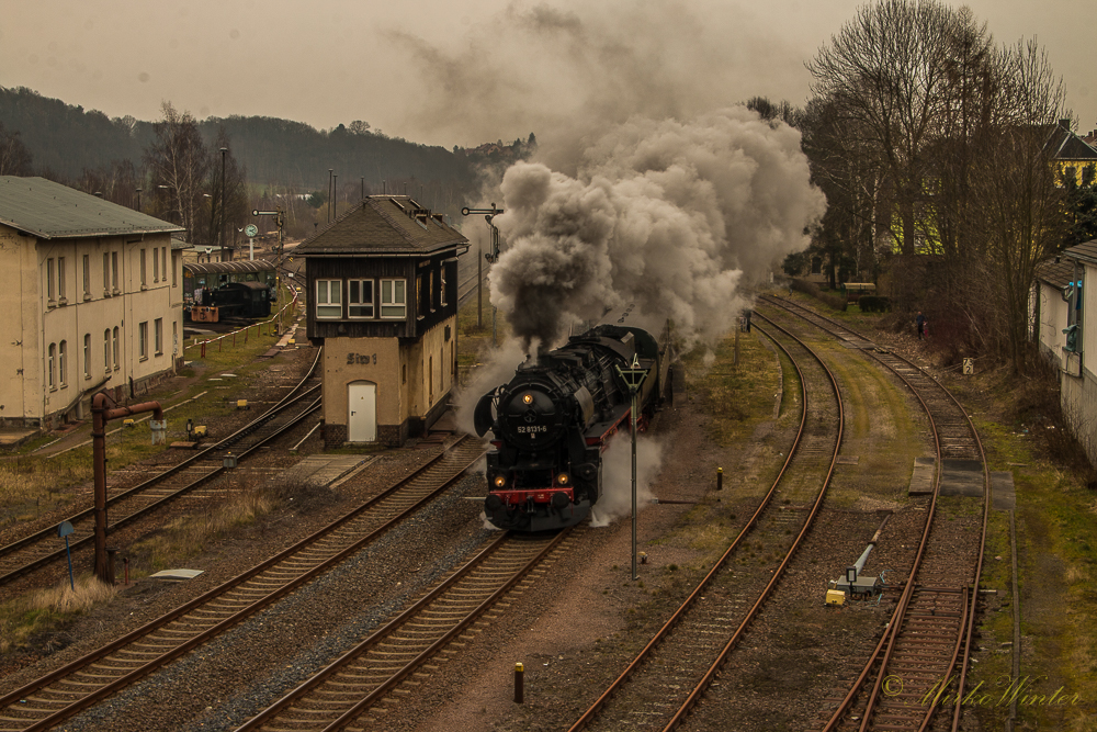 52 8131-6 von den Nossener Eisenbahnfreunden
hier die Ausfahrt nach Freiberg vom BW/Bahnhof Nossen