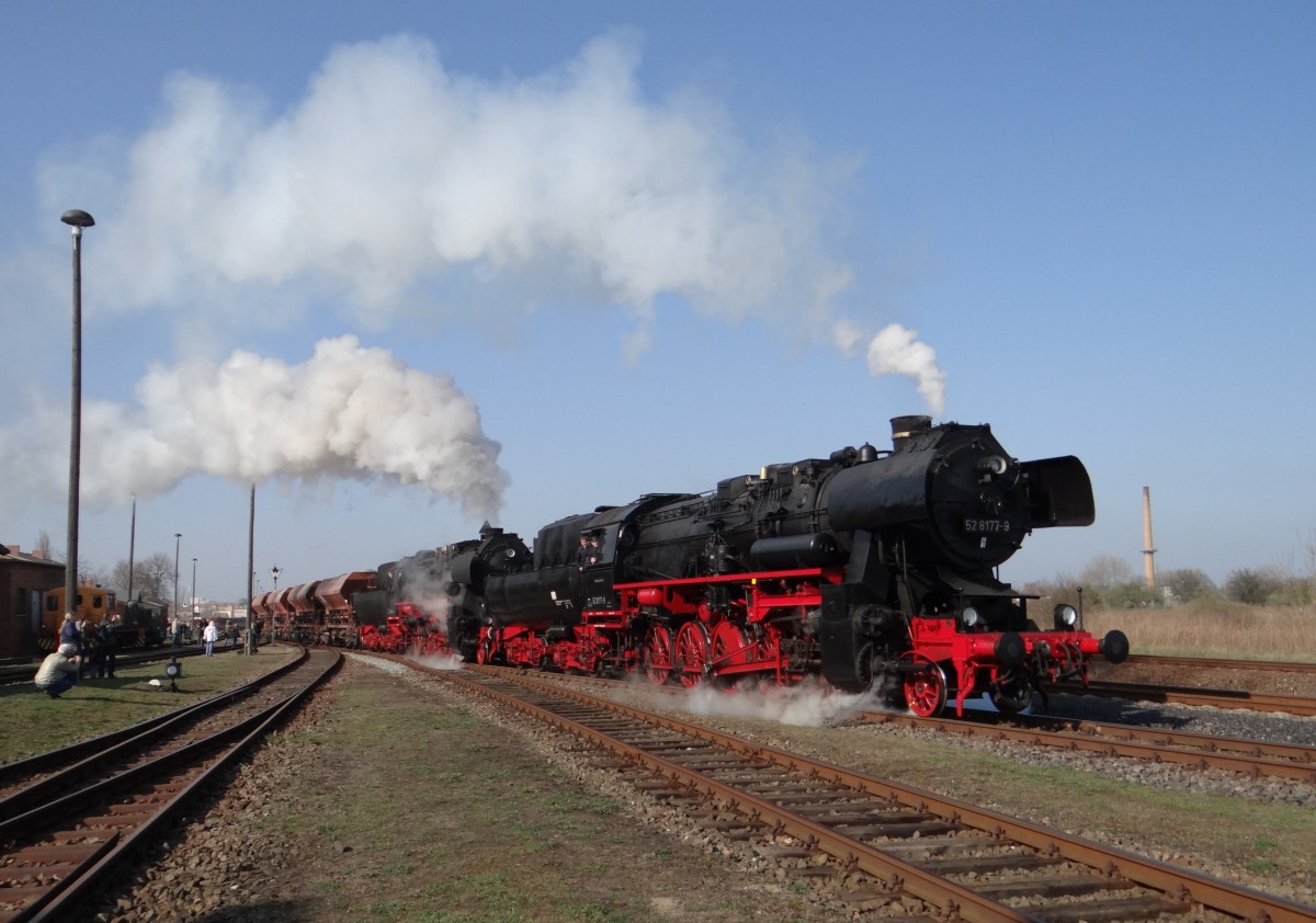 52 8177-9 und 52 8184-5 zusehen mit einem G�terzug beim Bw Fest in Sta�furt am 29.03.14.