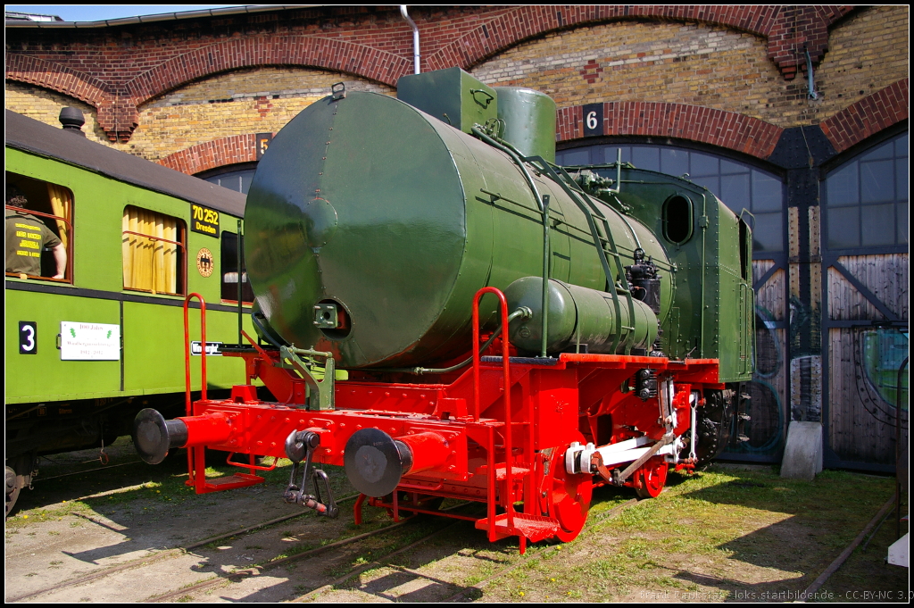 6. Dresdner Dampfloktreffen, 12.04.2014: Die Dampfspeicherlok ohne weitere Bezeichnung wurde bei Lokomotivbau  Karl-Marx  Babelsberg 1956 gebaut und hatte bis zu ihrer Abstellung 1985 ein recht bewegtes Betriebsbuch aufzuweisen