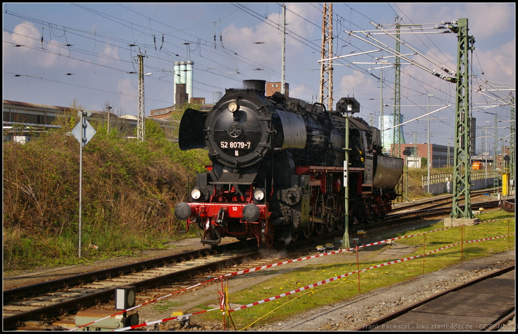 6. Dresdner Dampfloktreffen, 12.04.2014: DR 52 8079 der Dampf plus GmbH vom EBM Dresden stand für Führerstandmitfahrten zur Verfügung