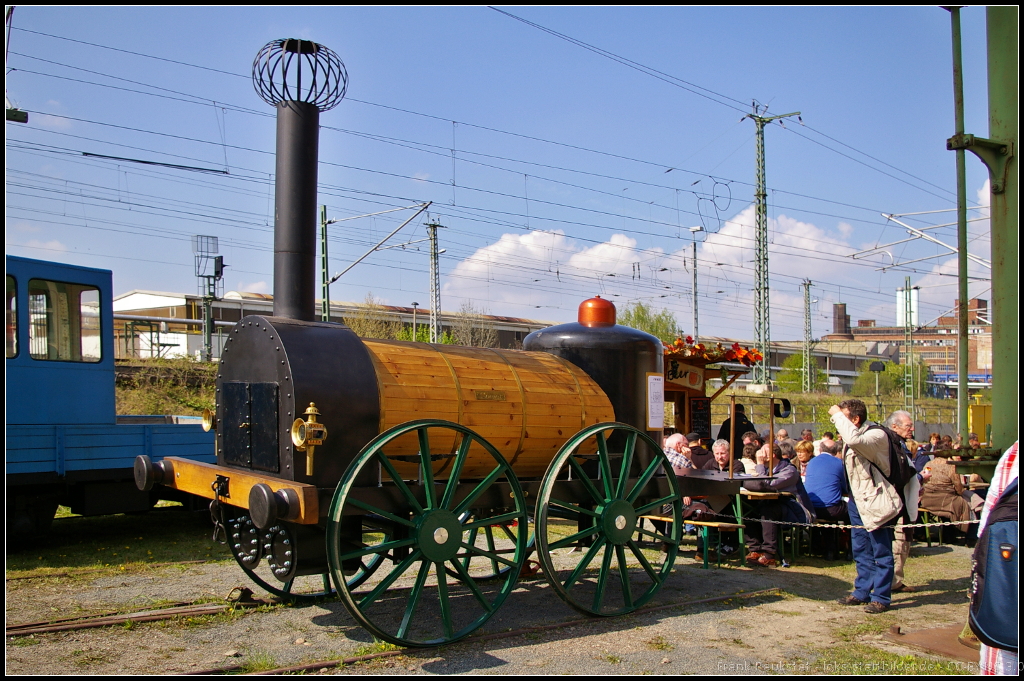 6. Dresdner Dampfloktreffen, 12.04.2014: Nachbau der  Comet  die im Original 1836 in Kisten verpackt bei der Leipzig-Dresdner-Eisenbahn (LDE) eintraf. Gebaut wurde die Lok damals bei  Rothwell and Company in Manchester. Die Schwesterlok  Windsbraut  explodierte 1846 in Leipzig und als in Frankreich eine gleichartige Maschine in einen Unfall verwickelt war, wurden die Loks bis 1849 ausser Dienst gestellt