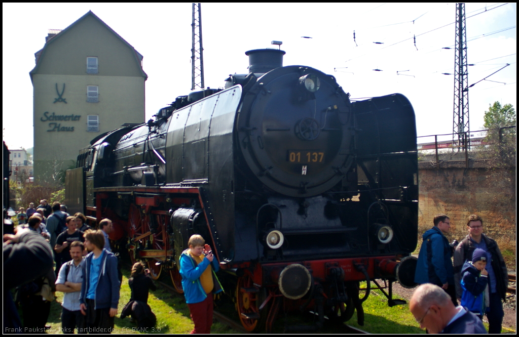 6. Dresdner Dampfloktreffen, 12.04.2014: Viel Gewusel um die DR 01 137, die 1935 von Henschel & Sohn in Kassel gebaut wurde. Seit 1981 ist sie Museumslok und im Bestand von DB Museum Nrnberg