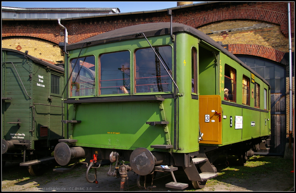 6. Dresdner Dampfloktreffen, 12.04.2014: Was auf den ersten Blick wie ein Triebwagen aussieht, entpuppt sich beim zweiten Blick als Aussichtswagen 3. Klasse, Gattung C Sa 12 der Schsischen Staatseisenbahn. Der Wagen wurde 1912 gebaut und seit 1975 ber viele Jahre wieder instandgesetzt. So ist die Gasbeleuchtung noch im originalem Zustand, auch wenn die Gasflaschen und -leitungen heutigen Ansprchen entsprechen mssen und entsprechend angepasst wurden. Seit 1997 ist der Wagen wieder zugelassen und wird auf Sonderfahrten der Winbergbahn eingesetzt