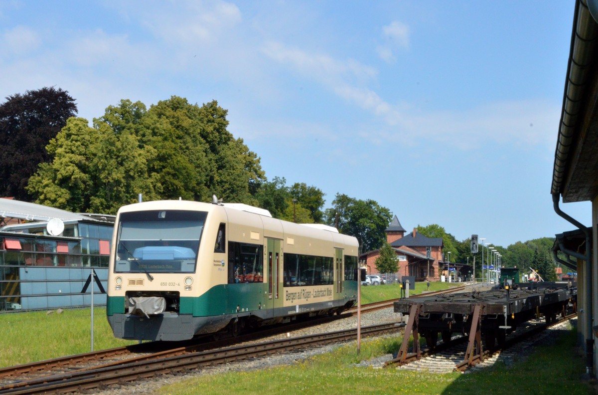 650 032-4 bei der Ausfahrt aus Putbus nach Lauterbach am 07.08.2015