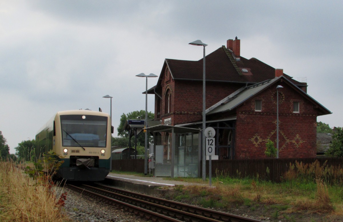 650 032-4 musste am 30.07.2014 in Lauterbach(Rügen) halten.
Die Züge der Schmalspurbahn halten hier nicht.