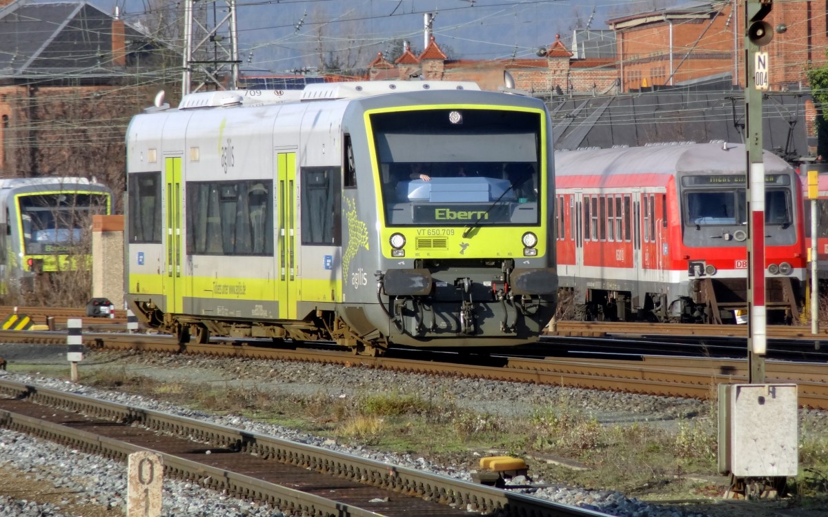 650-709 f�hrt in den Bahnhof Bamberg ein um dort als Agilis nach Ebern bereit zu stehen. Im Hintergrund sind abgestellte 650 und n-Wagen mit Wittenberger Kopf zu sehen.
Aufgenommen im Dezember 2013. 