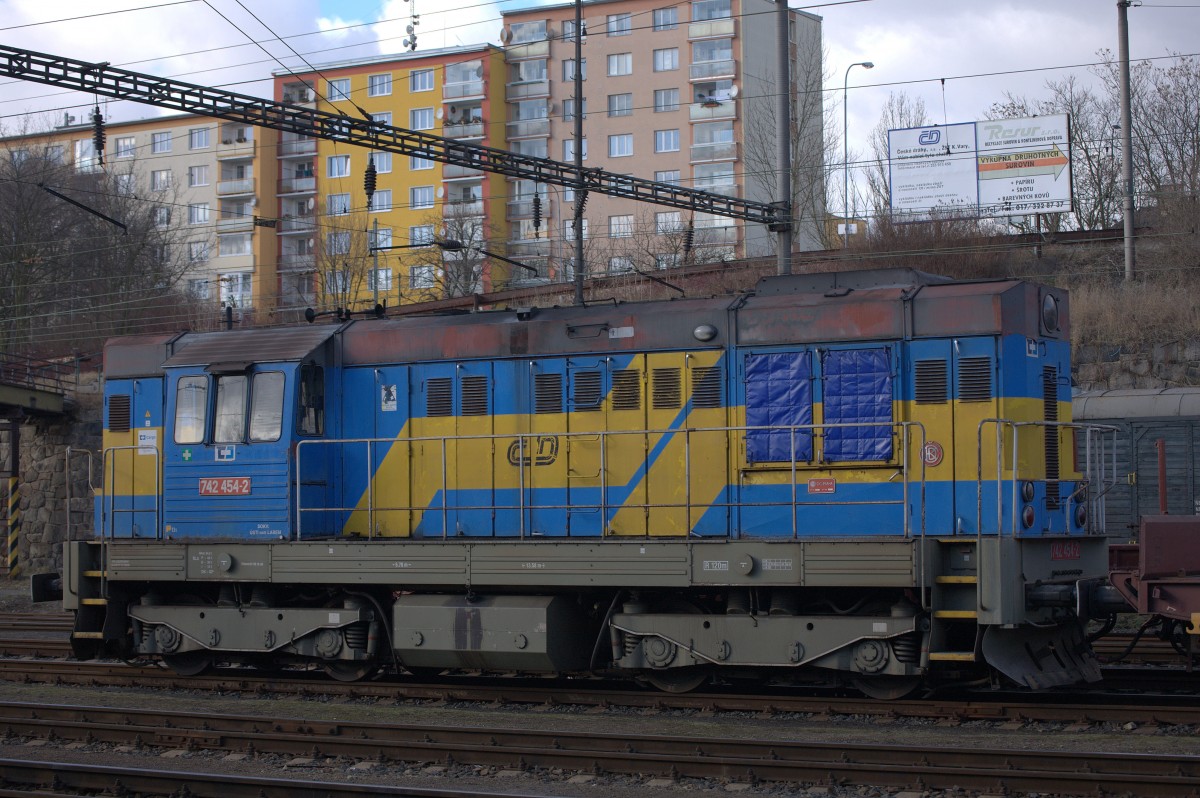 742 554-2 in Karlovy Vary vor einem kurzen G�terzug. 12.02.2014 13:59 Uhr