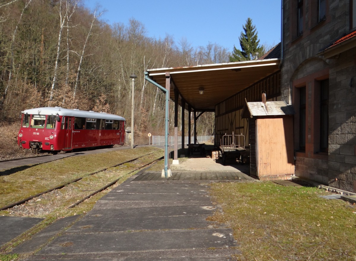 772 140 war am 20.03.15 wieder im Plandienst zwischen Rottenbach und Katzh�tte eingesetzt. Hier zu sehen in Schwarzburg.