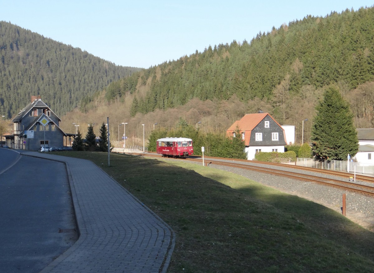 772 140 war am 20.03.15 wieder im Plandienst zwischen Rottenbach und Katzh�tte eingesetzt. Hier zu sehen in Mellenbach-Glasbach. 