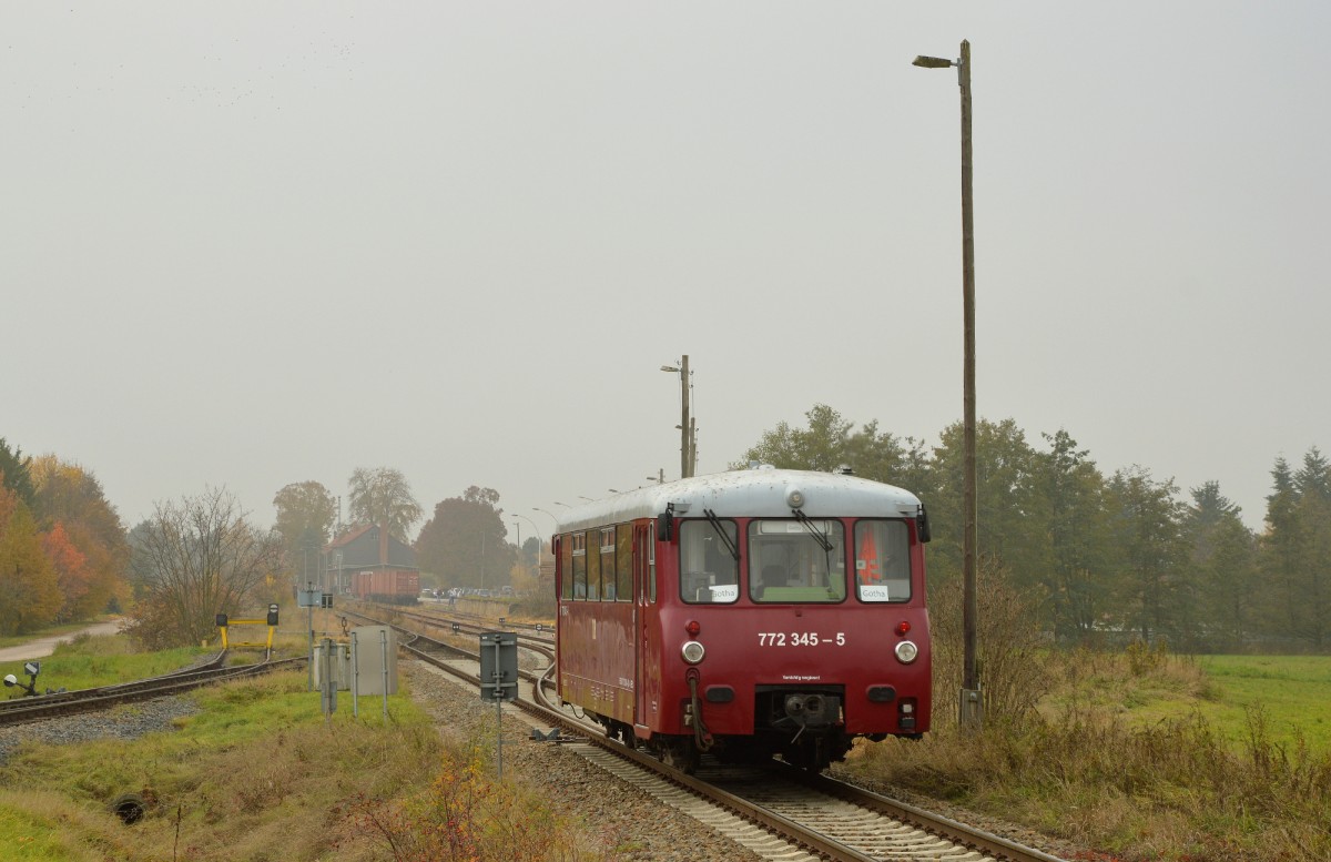 772 345 des Erfurter Bahnservice bei der Einfahrt in Emleben am 31.10.2015