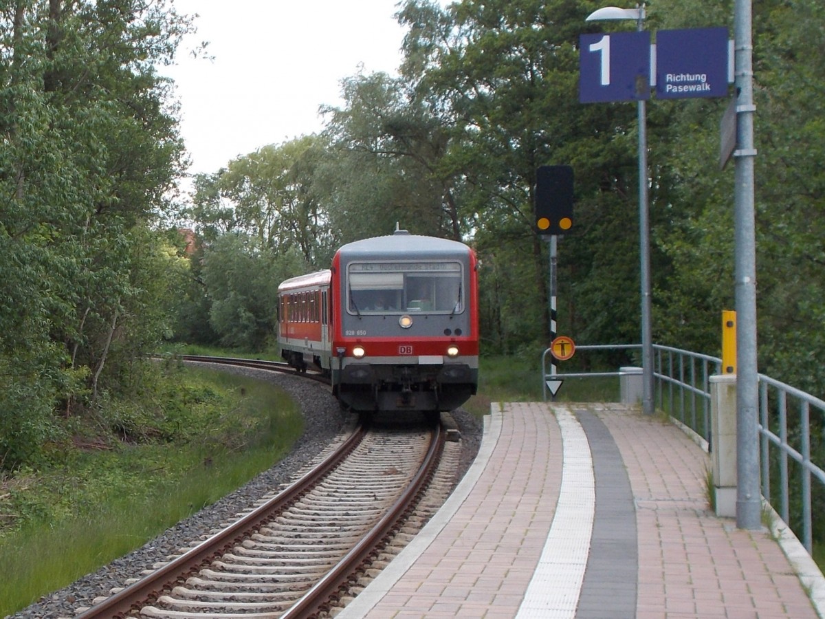 928 650 kam,am 31.Mai 2015,aus Pasewalk kommend in die Endstation Ueckermnde Stadthafen.